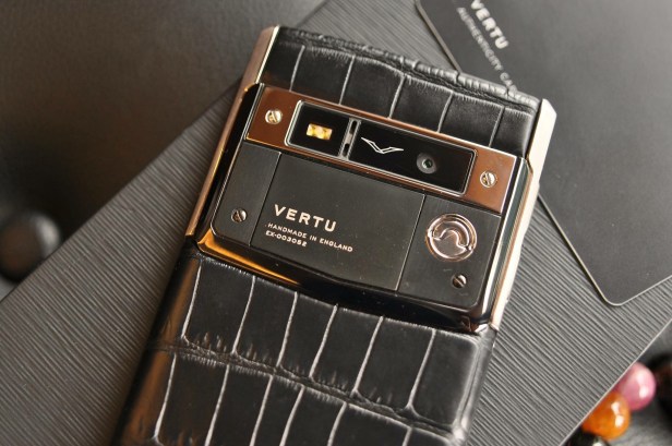Điện thoại Vertu Signature Touch Pure Jet Alligator cảm ứng