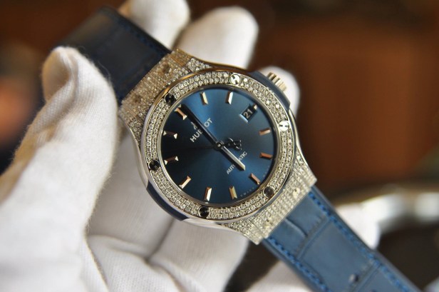 Đồng hồ Hublot Classic Fusion Titanium mặt xanh đính kim cương