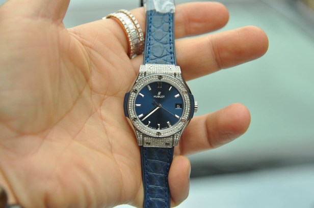 Đồng hồ Hublot nữ Classic Fusion Titanium Diamond Quartz mặt xanh