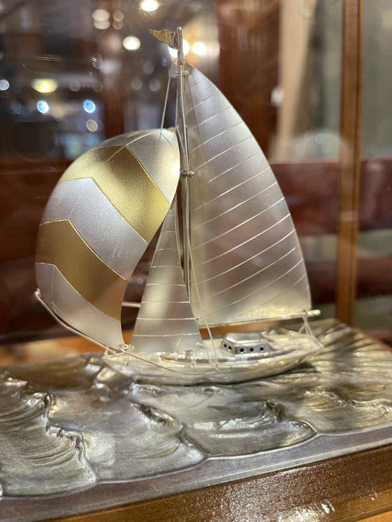 Mô hình thuyền buồm bằng vàng để bàn làm việc