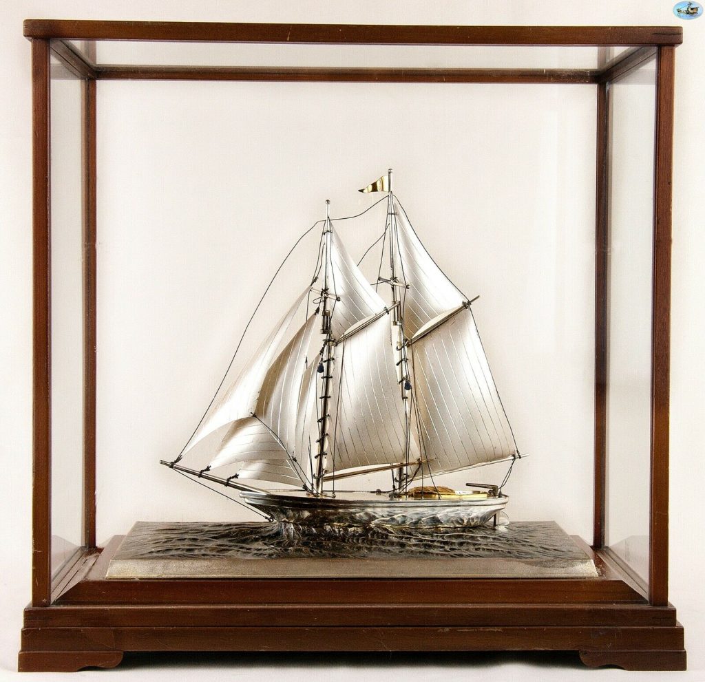 Mô hình thuyền buồm được trưng bày khá phổ biến trên bàn làm việc của giới doanh nhân
